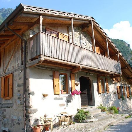 Agriturismo Casa Essenia Condino Bagian luar foto